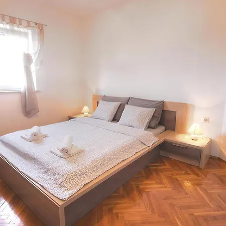 Gesamte Mit Terrasse Und Meerblick Apartment Sibinj Krmpotski